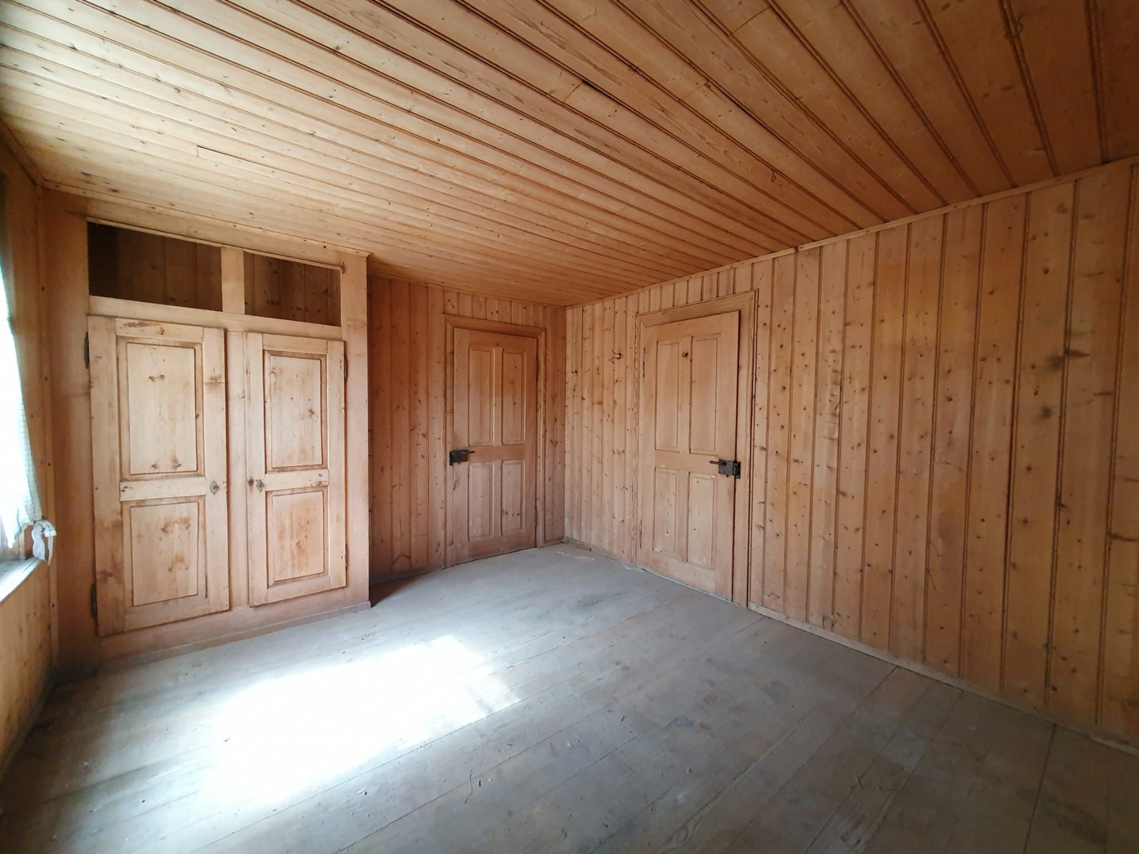 Zimmer mit Holztaefelung