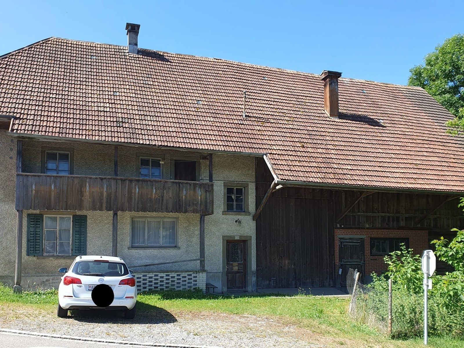 Seitenansicht mit Scheune